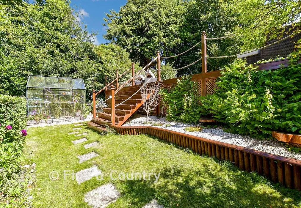 Rear Garden - Lynch Lane, Calbourne, Newport, Isle of Wight - Wards of Kent
