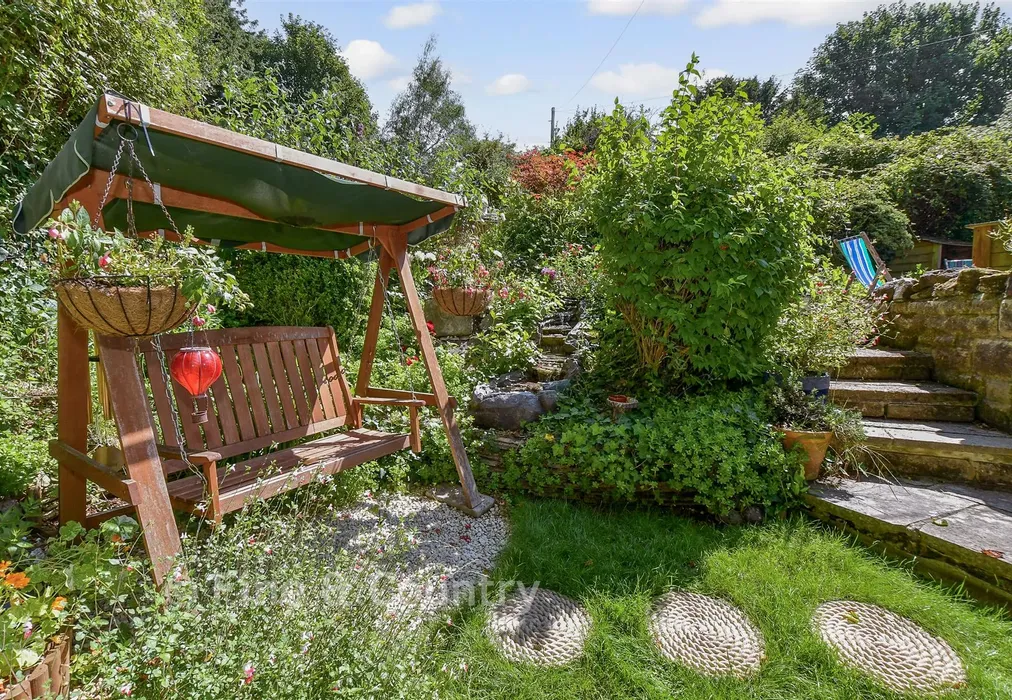 Rear Garden - Lynch Lane, Calbourne, Newport, Isle of Wight - Wards of Kent