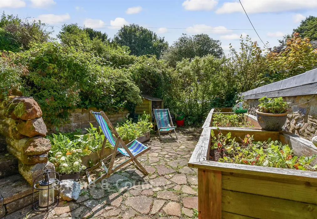 Rear Garden - Lynch Lane, Calbourne, Newport, Isle of Wight - Wards of Kent