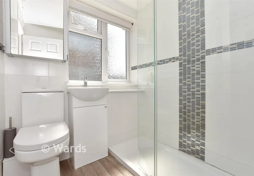 Shower Room - Kite Farm, Whitstable, Kent - Wards of Kent