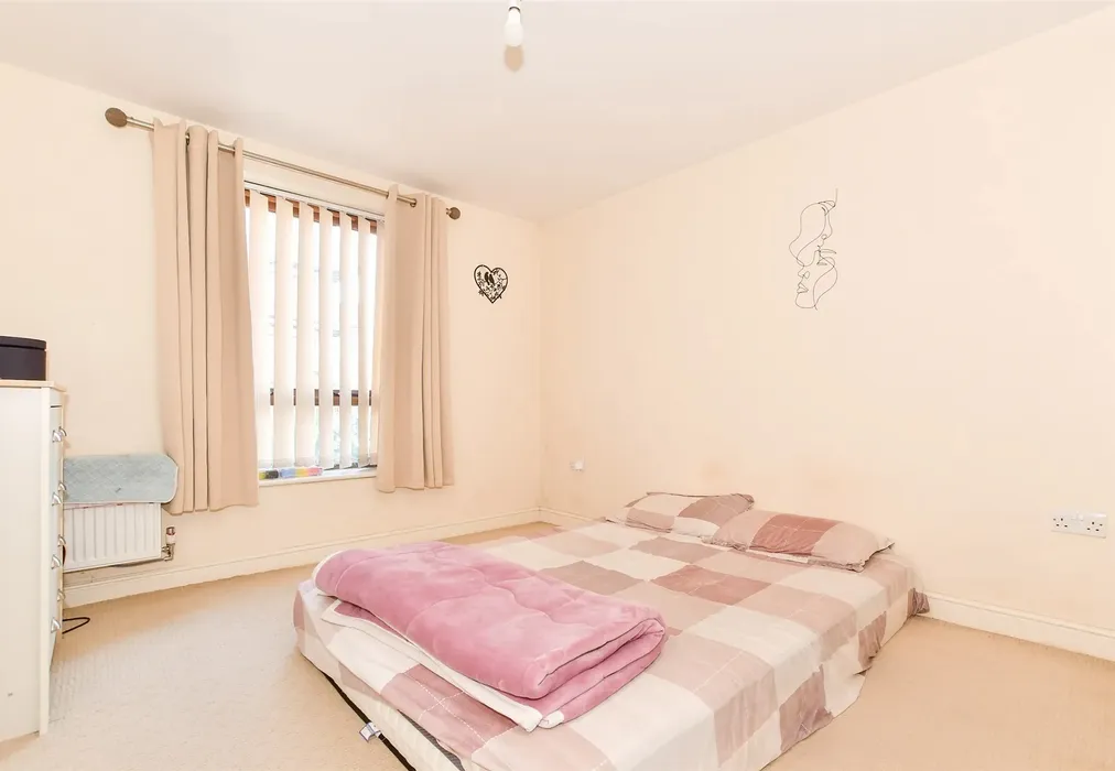 Bedroom - Commonwealth Drive, Three Bridges, Crawley, West Sussex - Wards of Kent