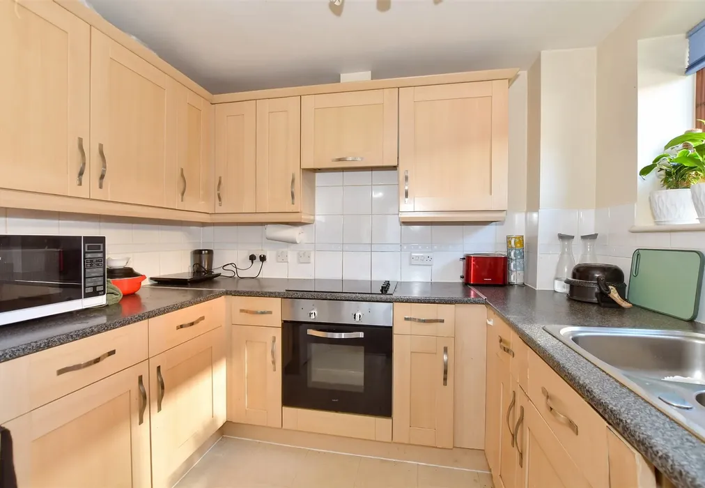 Kitchen - Commonwealth Drive, Three Bridges, Crawley, West Sussex - Wards of Kent