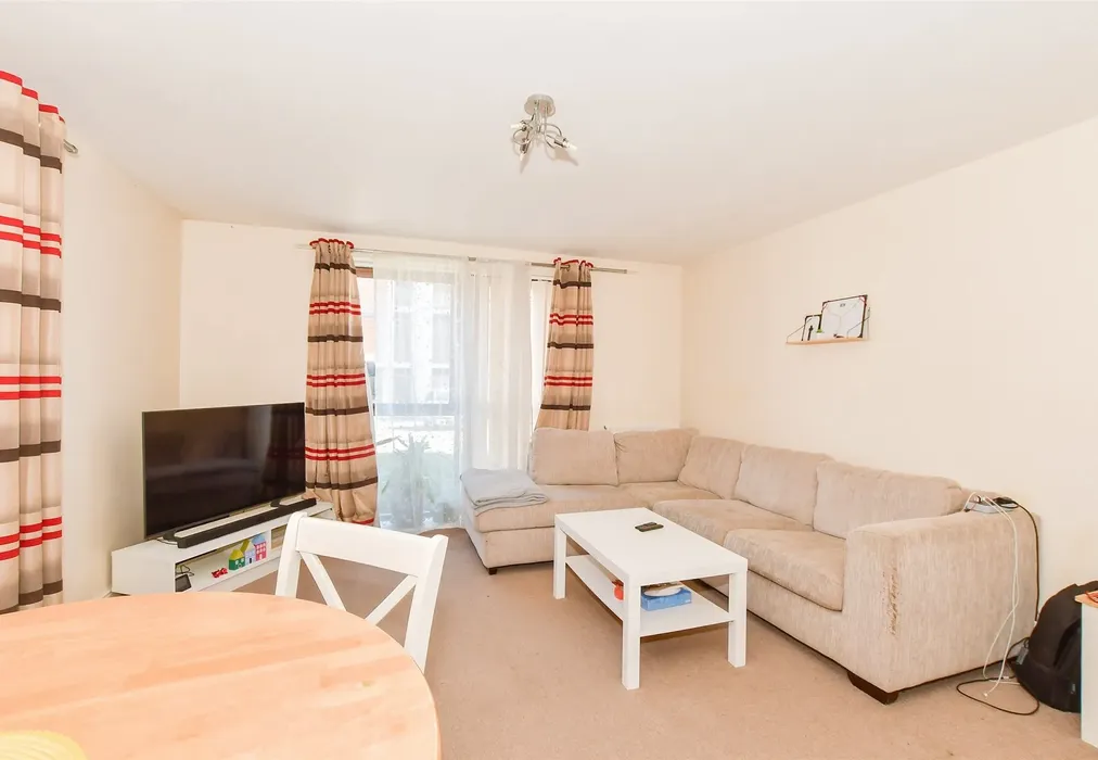 Lounge/Dining Area - Commonwealth Drive, Three Bridges, Crawley, West Sussex - Wards of Kent