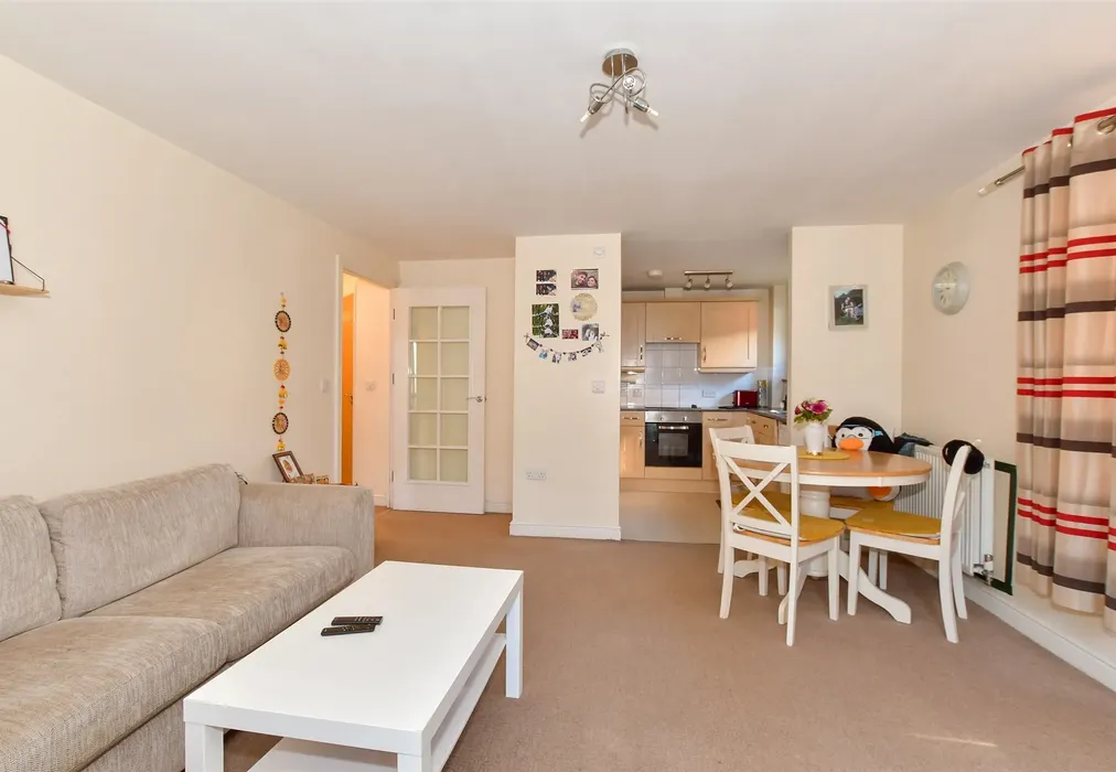 Lounge/Dining Area - Commonwealth Drive, Three Bridges, Crawley, West Sussex - Wards of Kent