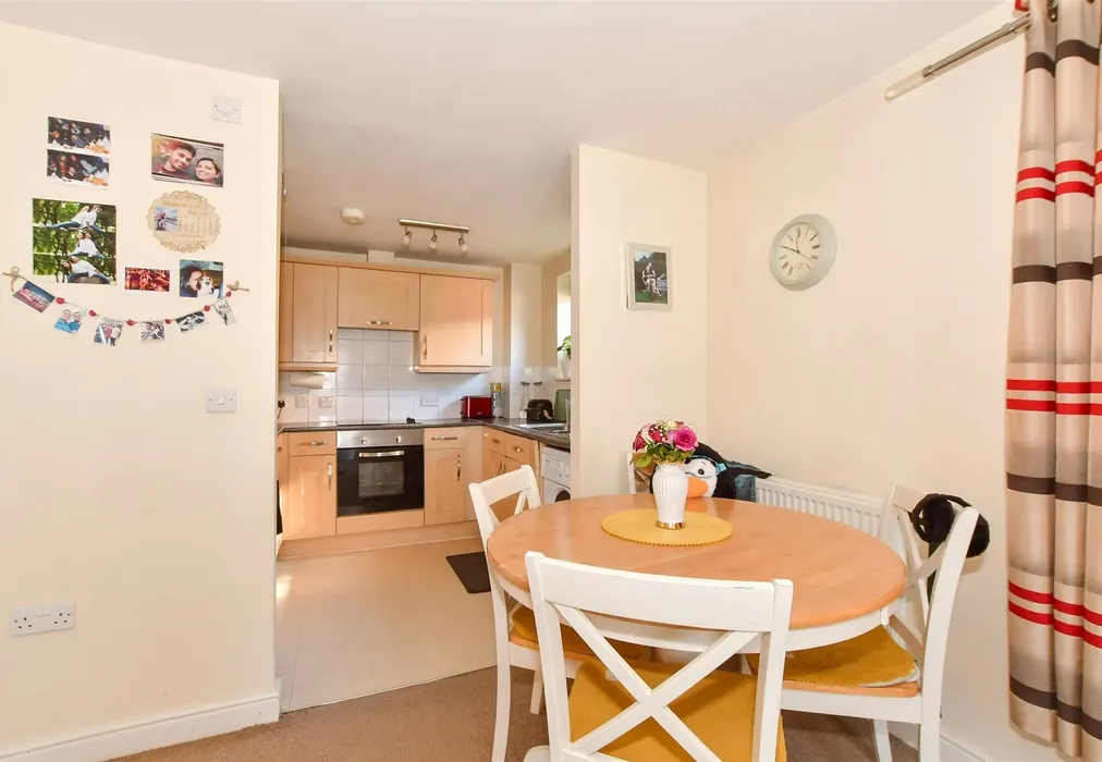Lounge/Dining Area - Commonwealth Drive, Three Bridges, Crawley, West Sussex - Wards of Kent