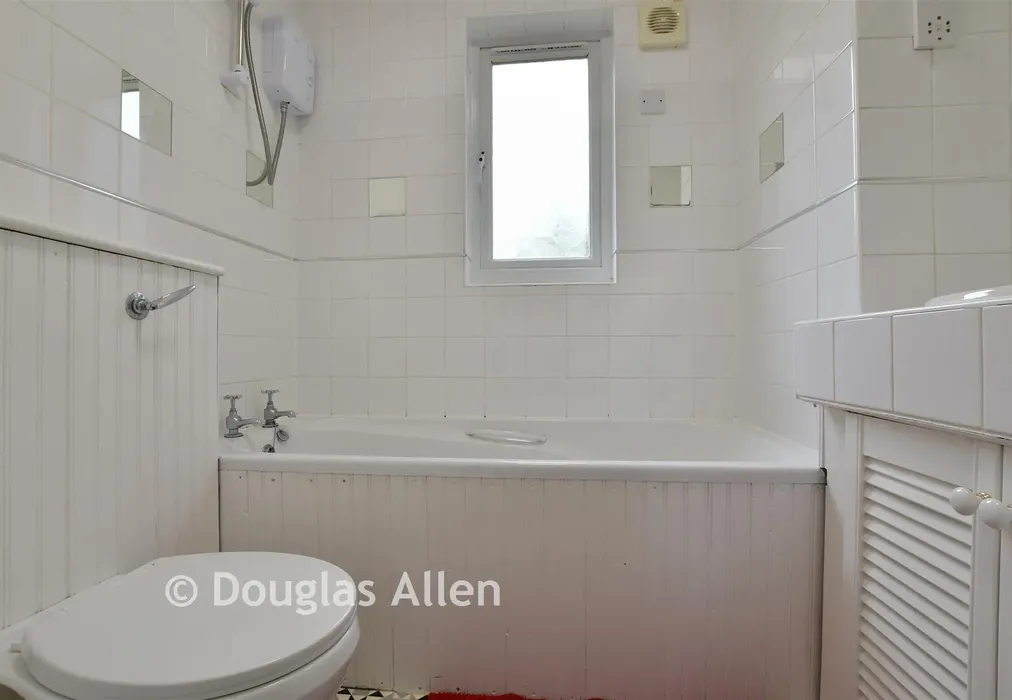 Bathroom - Beech Road, Basildon, Essex - Wards of Kent