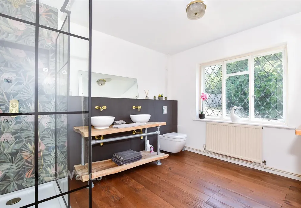 En-Suite - Chart Road, Sutton Valence, Maidstone, Kent - Wards of Kent