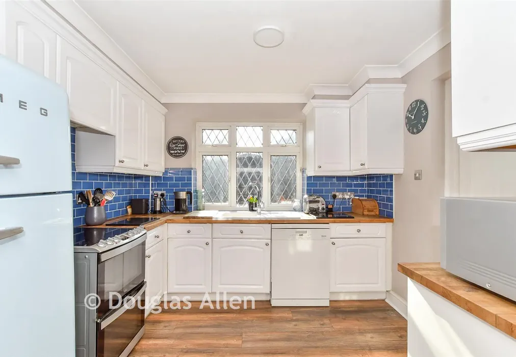 Kitchen - Upper Swaines, Epping, Essex - Wards of Kent