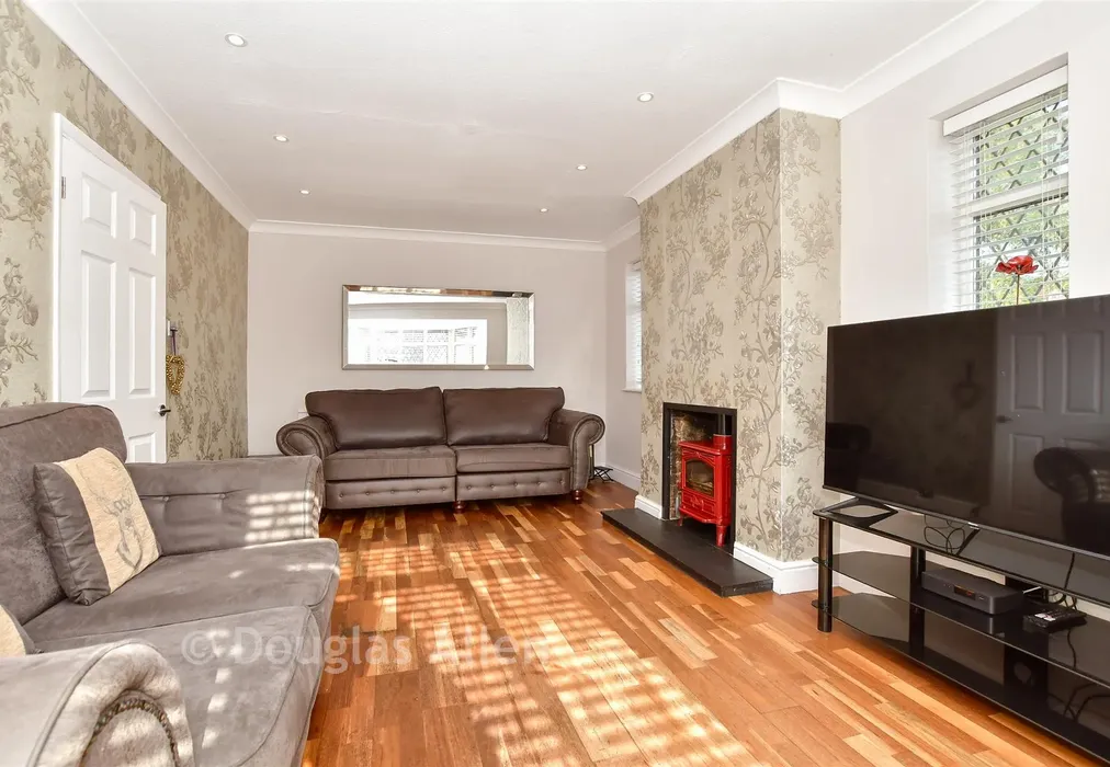 Lounge - Upper Swaines, Epping, Essex - Wards of Kent