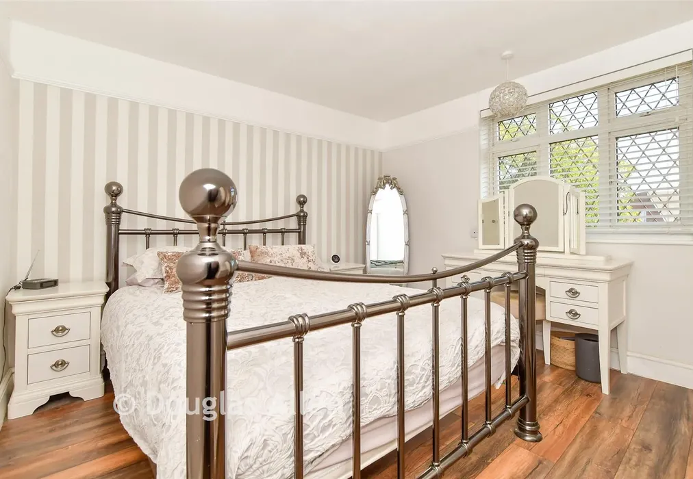 Bedroom 1 - Upper Swaines, Epping, Essex - Wards of Kent