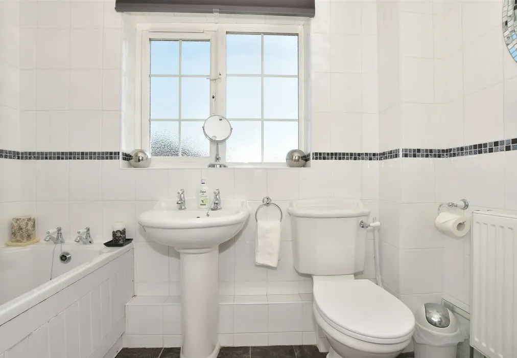 Bathroom - The Glen, Shepherdswell, Dover, Kent - Wards of Kent