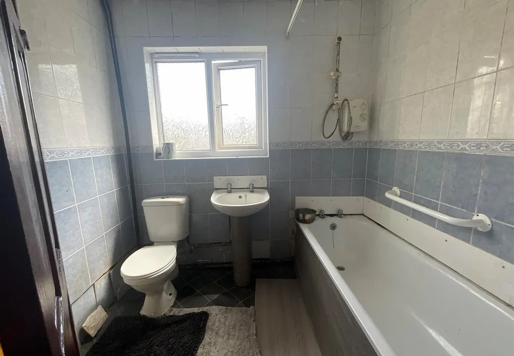 Bathroom - Wymering Lane, Portsmouth, Hampshire - Wards of Kent