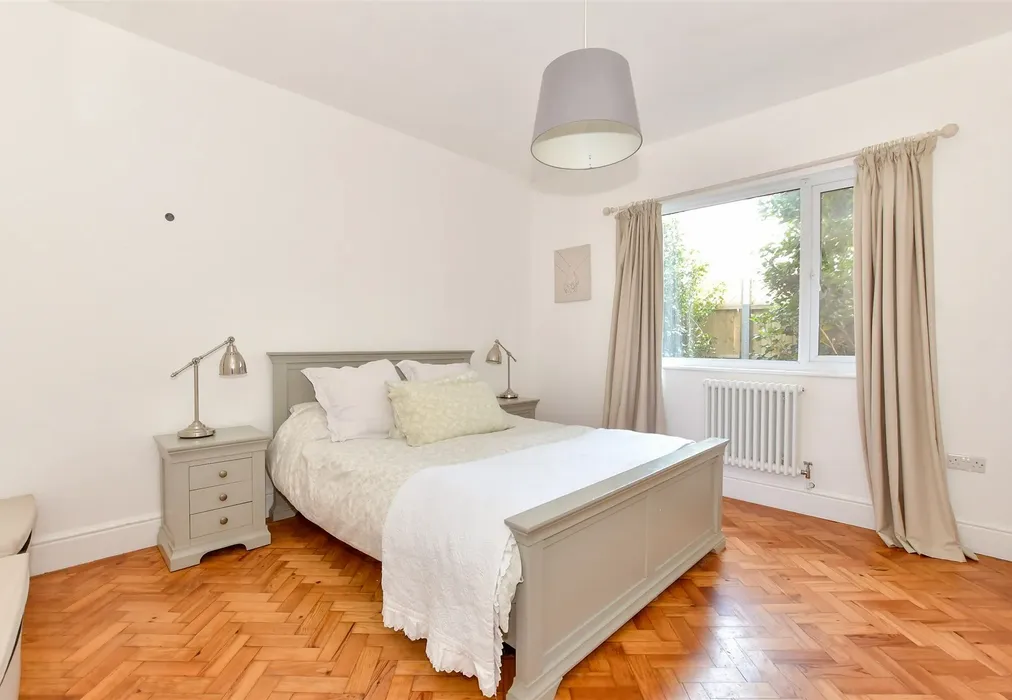 Bedroom 1 - Old Worthing Road, East Preston, West Sussex - Wards of Kent