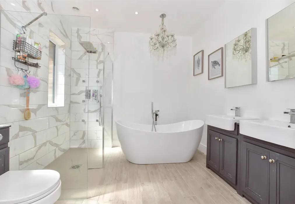 Bathroom - Old Worthing Road, East Preston, West Sussex - Wards of Kent