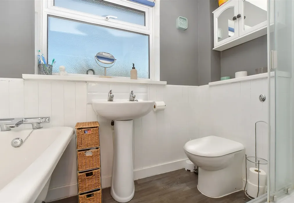 Bathroom - Lossenham Lane, Newenden, Kent - Wards of Kent