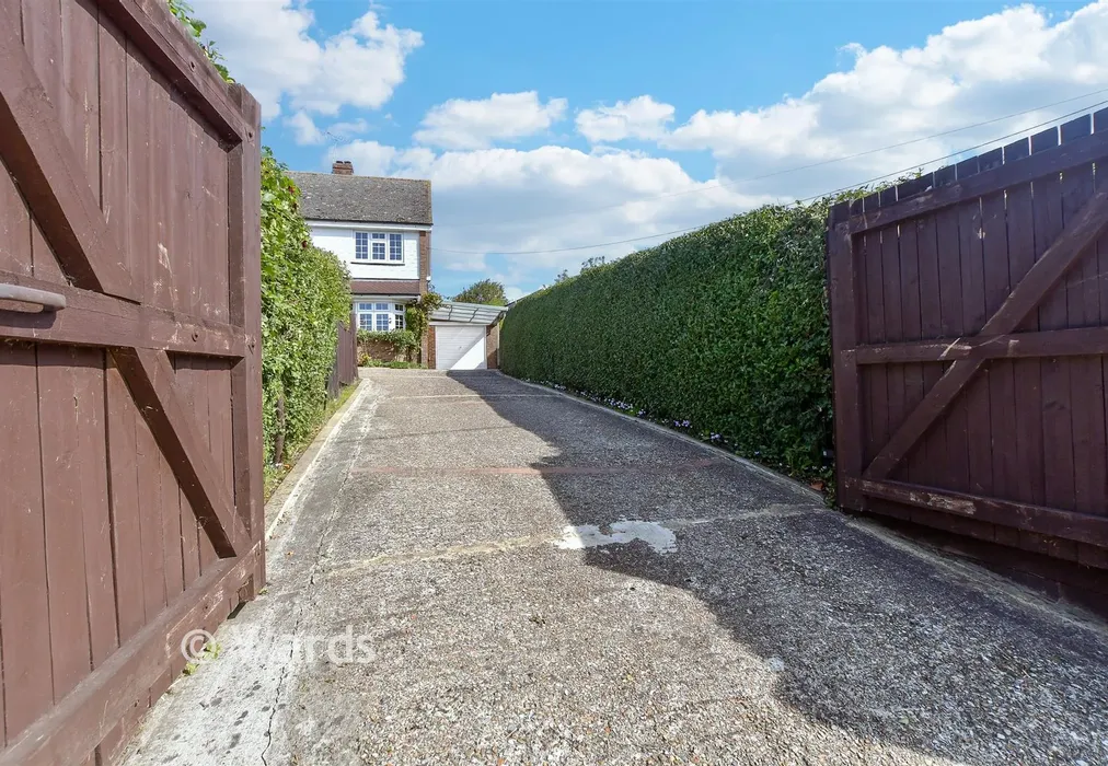 Driveway/Parking - Lossenham Lane, Newenden, Kent - Wards of Kent