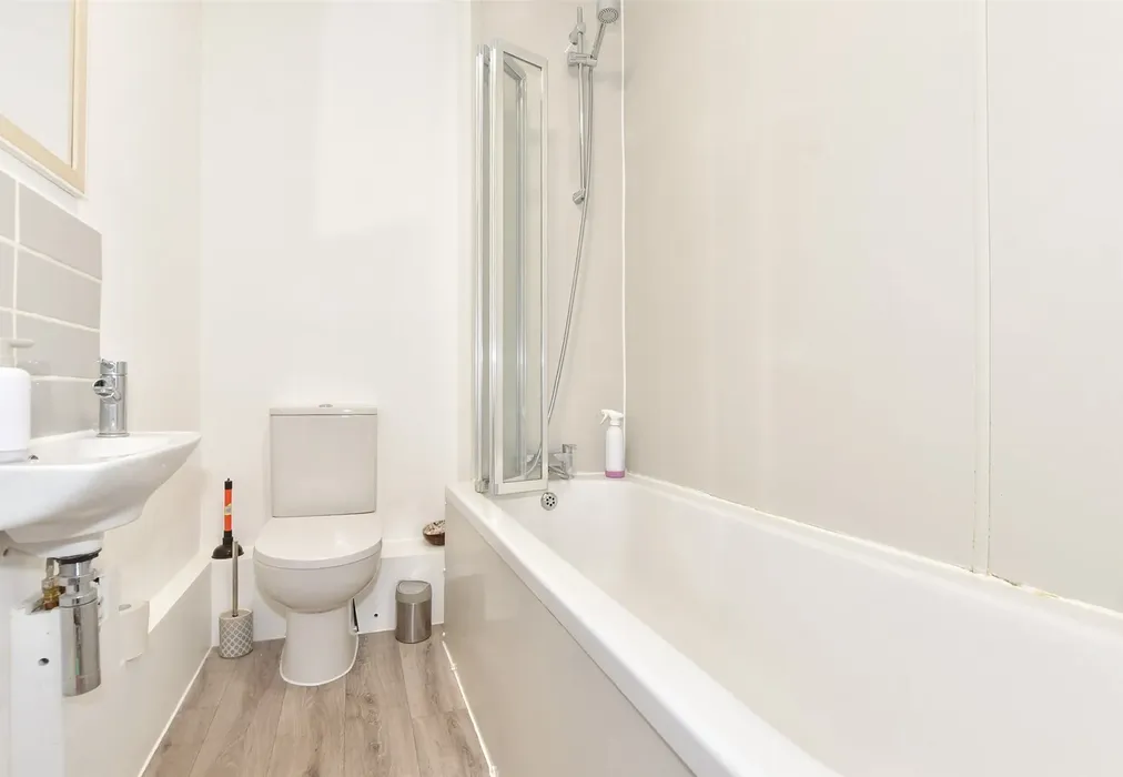Bathroom - Greenfield Road, Folkestone, Kent - Wards of Kent