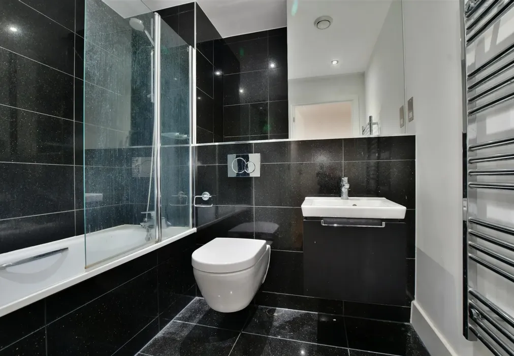 Bathroom - Sutton Court Road, Sutton, Surrey - Wards of Kent