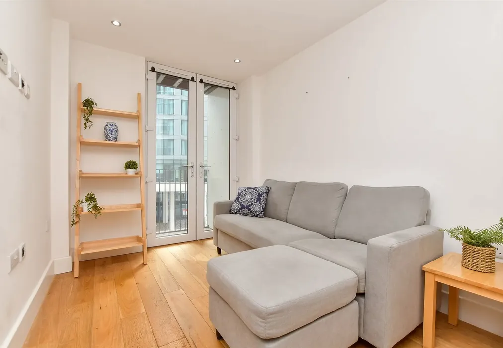 Lounge / Kitchen - Sutton Court Road, Sutton, Surrey - Wards of Kent