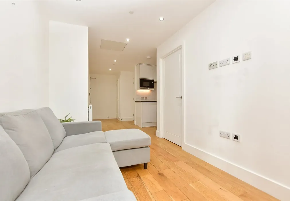 Lounge / Kitchen - Sutton Court Road, Sutton, Surrey - Wards of Kent