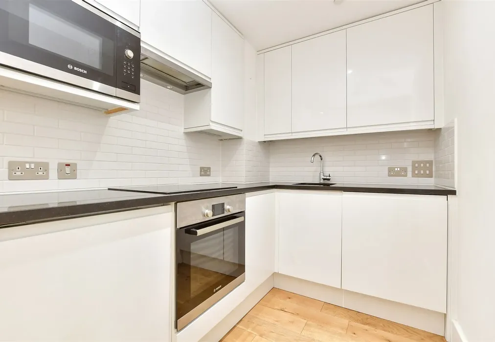 Lounge / Kitchen - Sutton Court Road, Sutton, Surrey - Wards of Kent