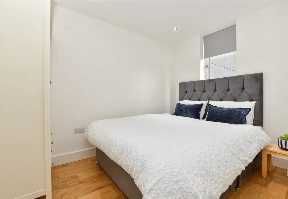 Bedroom - Sutton Court Road, Sutton, Surrey - Wards of Kent
