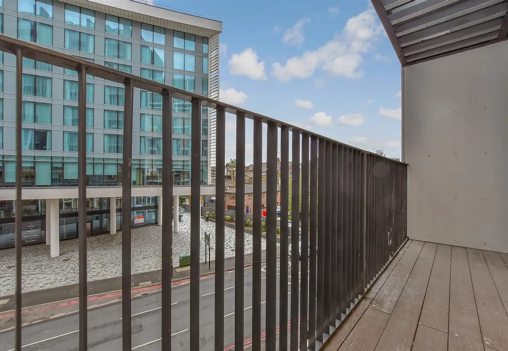 Balcony / Terrace - Sutton Court Road, Sutton, Surrey - Wards of Kent