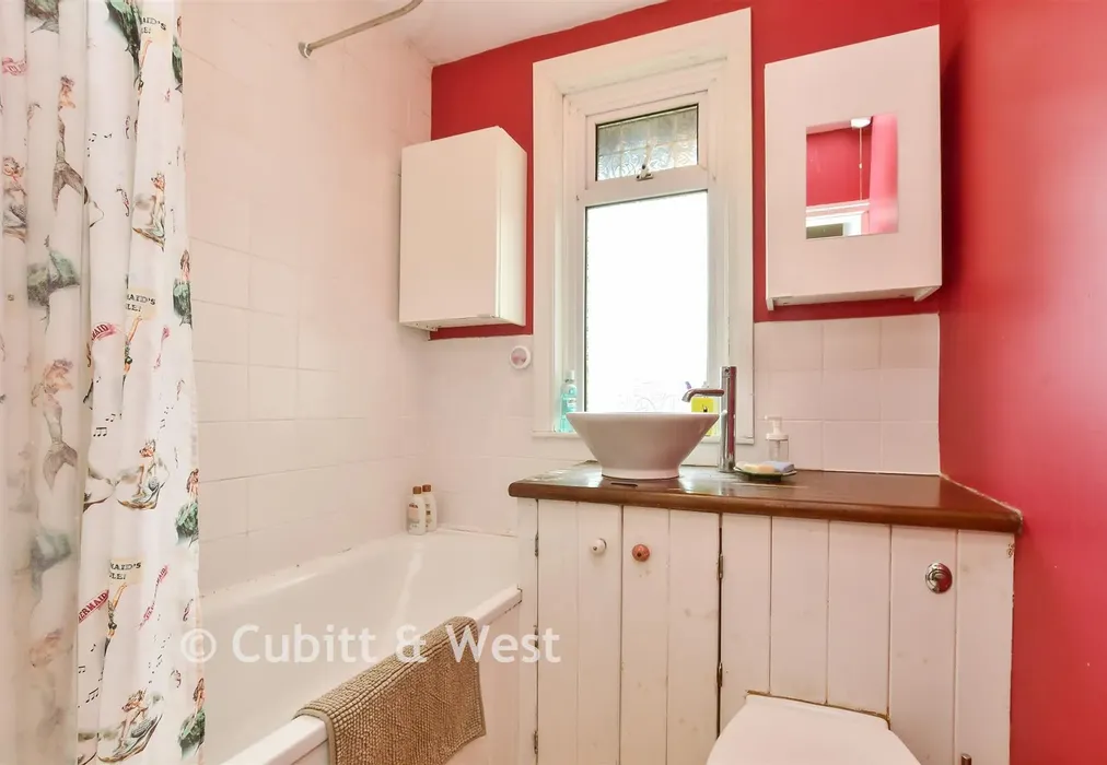 Bathroom - Barnett Road, Brighton, East Sussex - Wards of Kent