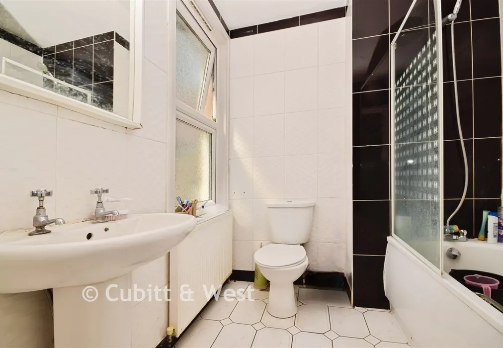 Bathroom - Edridge Road, Croydon, Surrey - Wards of Kent