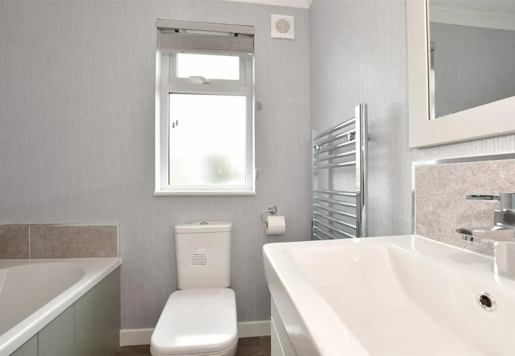 Bathroom - Maidstone Road, Paddock Wood, Kent - Wards of Kent