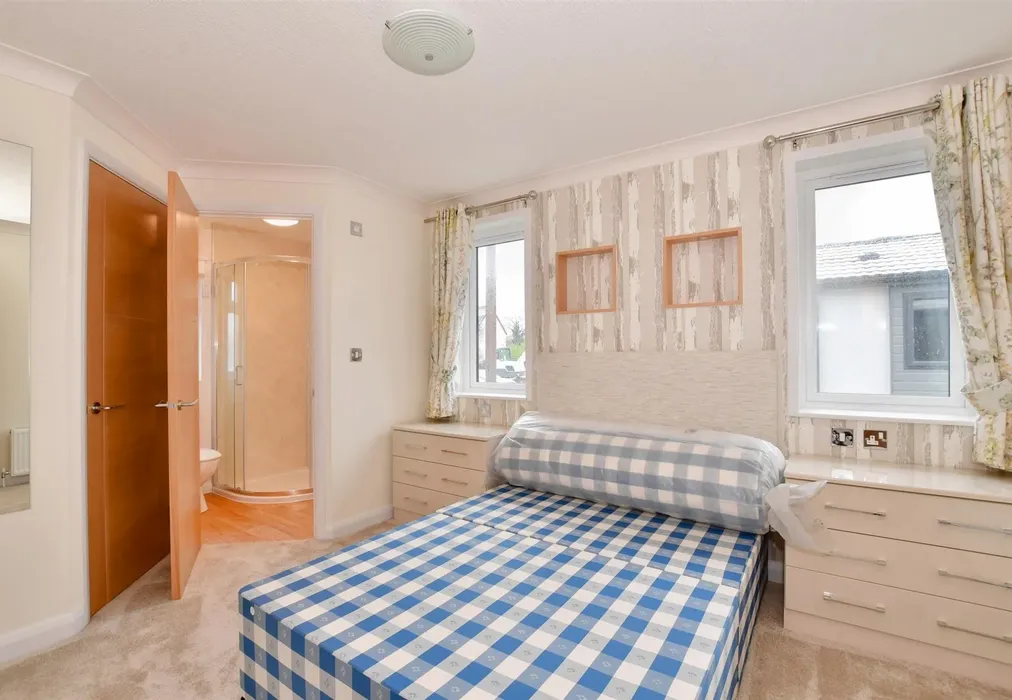 Bedroom 1 - Maidstone Road, Paddock Wood, Kent - Wards of Kent