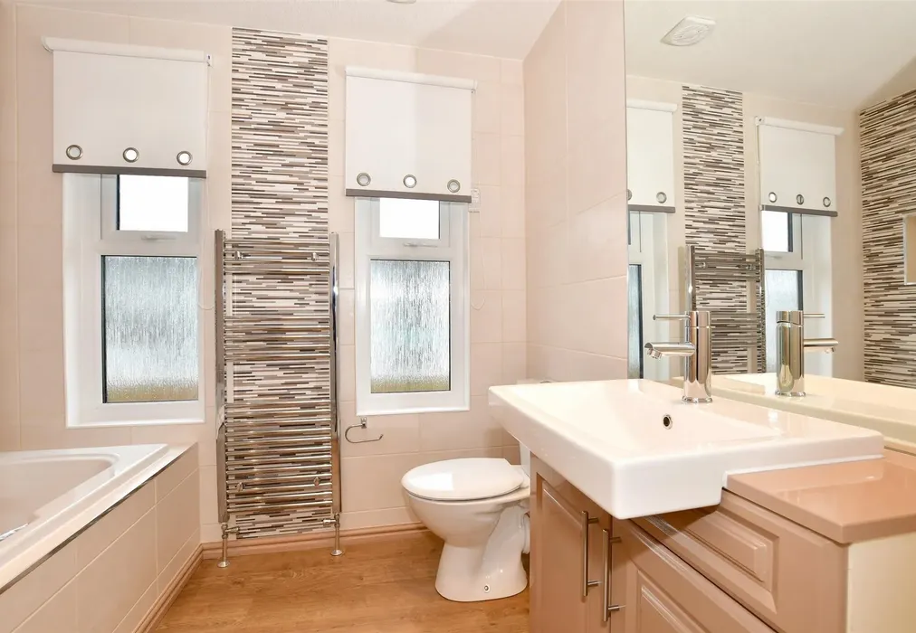 Bathroom - Maidstone Road, Paddock Wood, Kent - Wards of Kent