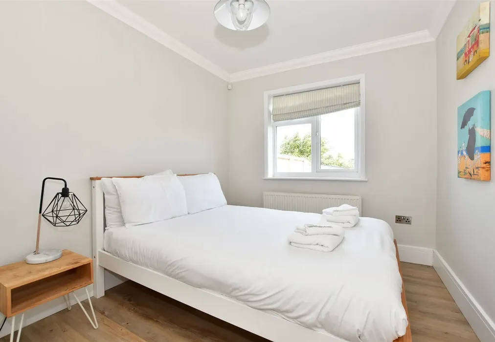 Bedroom 1 - Fort Warden Road, Totland Bay, Isle of Wight - Wards of Kent