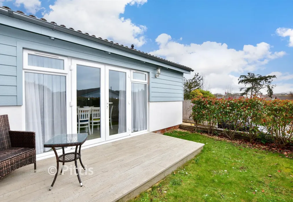 Front Garden - Fort Warden Road, Totland Bay, Isle of Wight - Wards of Kent