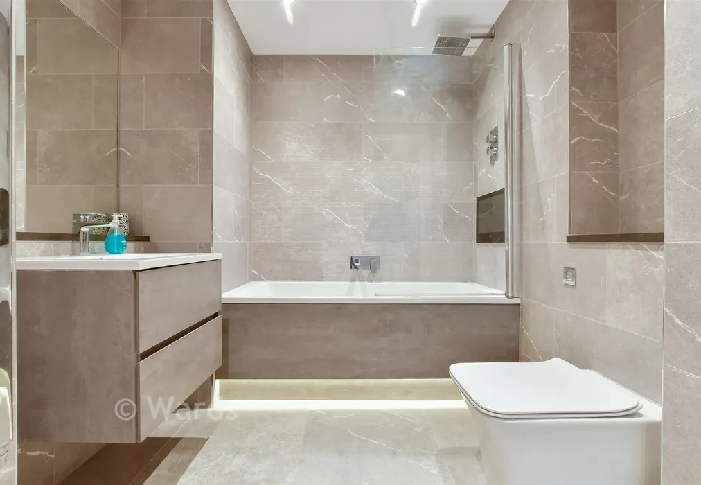 Bathroom - Queensbridge Drive, Ramsgate, Kent - Wards of Kent
