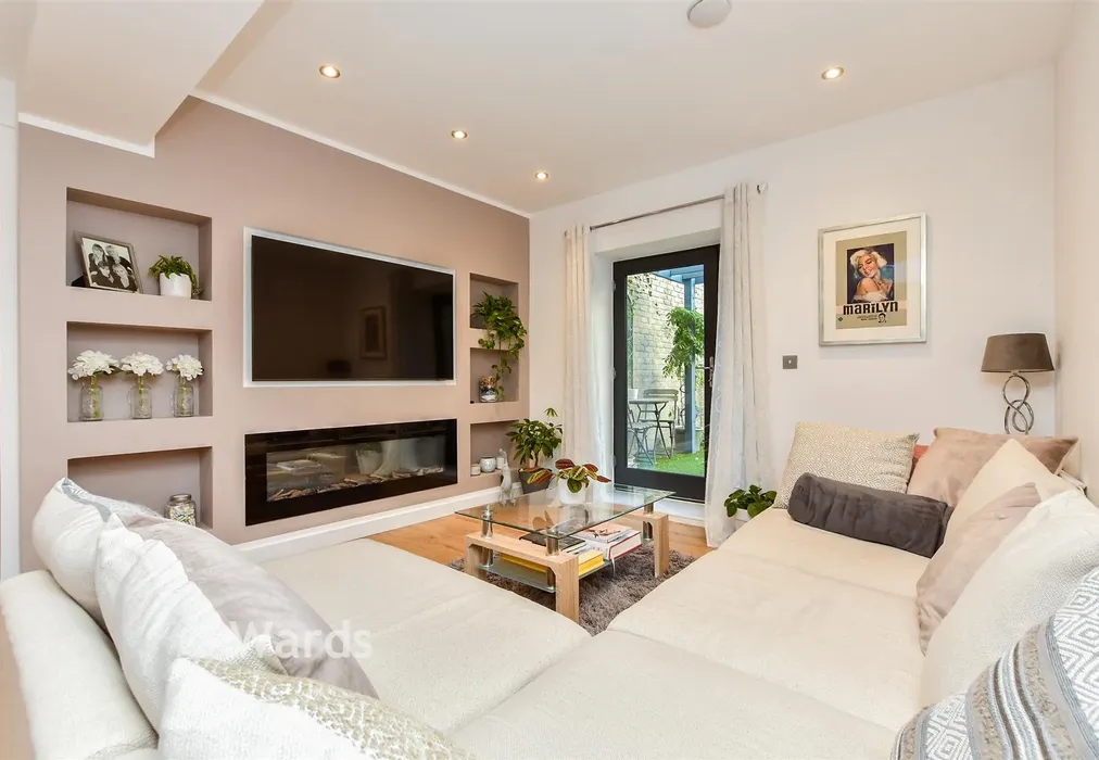 Lounge - Queensbridge Drive, Ramsgate, Kent - Wards of Kent
