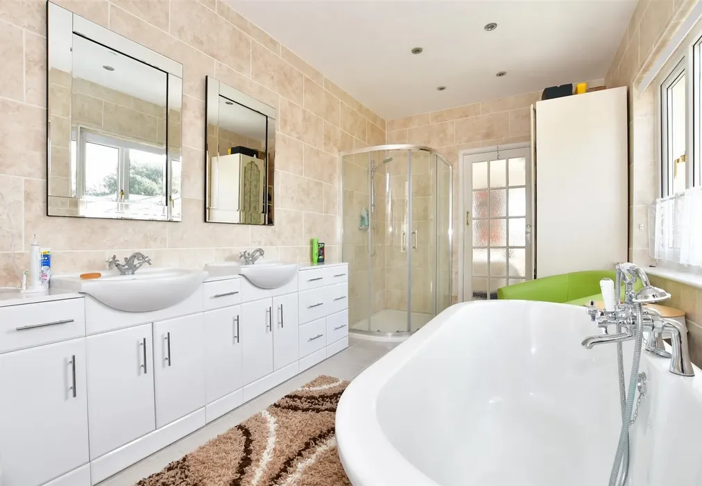 En Suite Bath/Shower Room - Shakespeare Road, Birchington, Kent - Wards of Kent