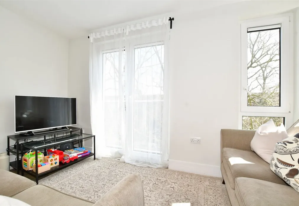 Lounge - West Green Drive, West Green, Crawley, West Sussex - Wards of Kent