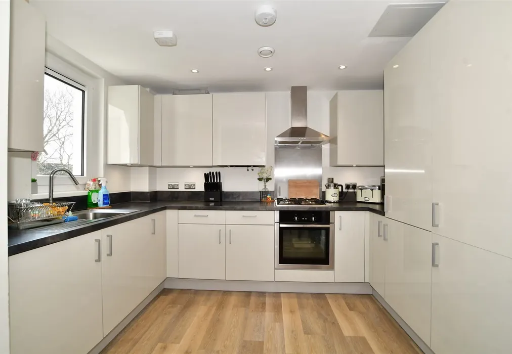 Kitchen - West Green Drive, West Green, Crawley, West Sussex - Wards of Kent