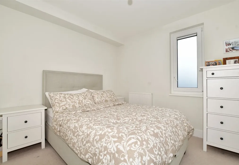 Bedroom - West Green Drive, West Green, Crawley, West Sussex - Wards of Kent
