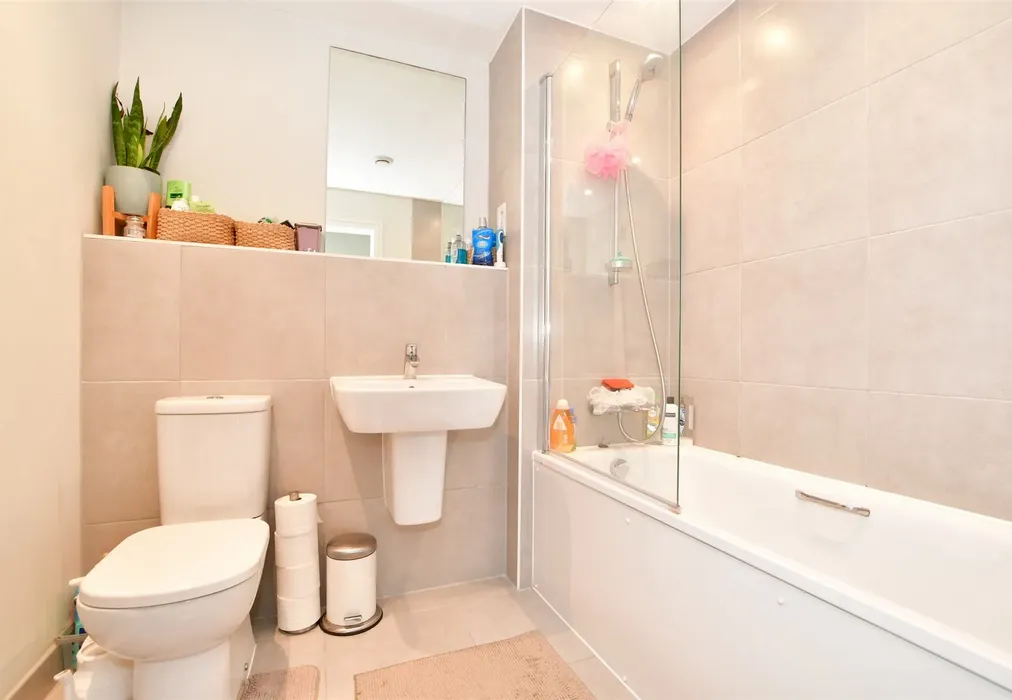 Bathroom - West Green Drive, West Green, Crawley, West Sussex - Wards of Kent