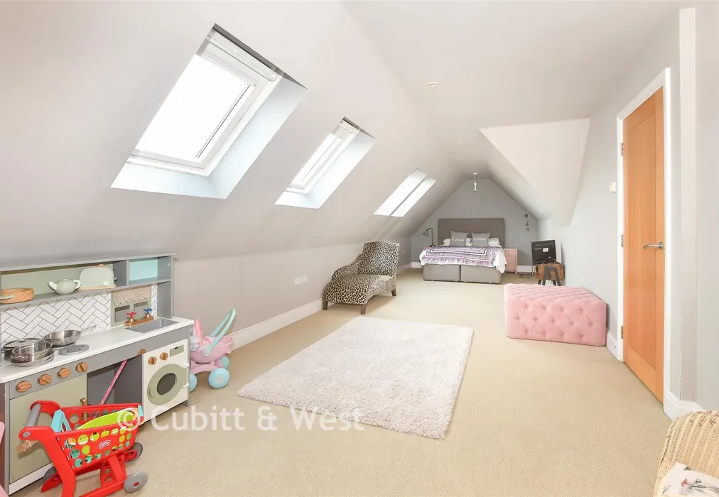 Bedroom 1 - William Gardens, Horley, Surrey - Wards of Kent