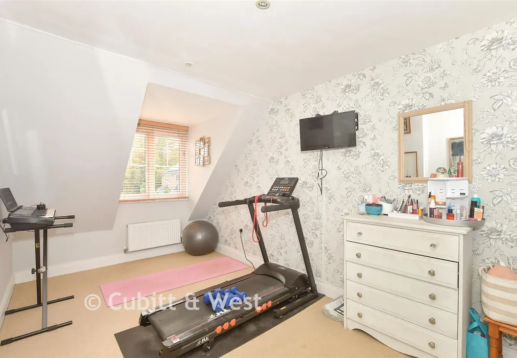 Bedroom 5 - William Gardens, Horley, Surrey - Wards of Kent