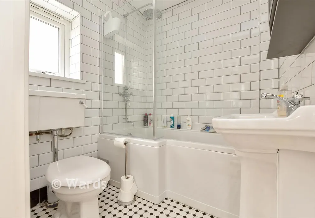Bathroom - Prospect Road, Broadstairs, Kent - Wards of Kent