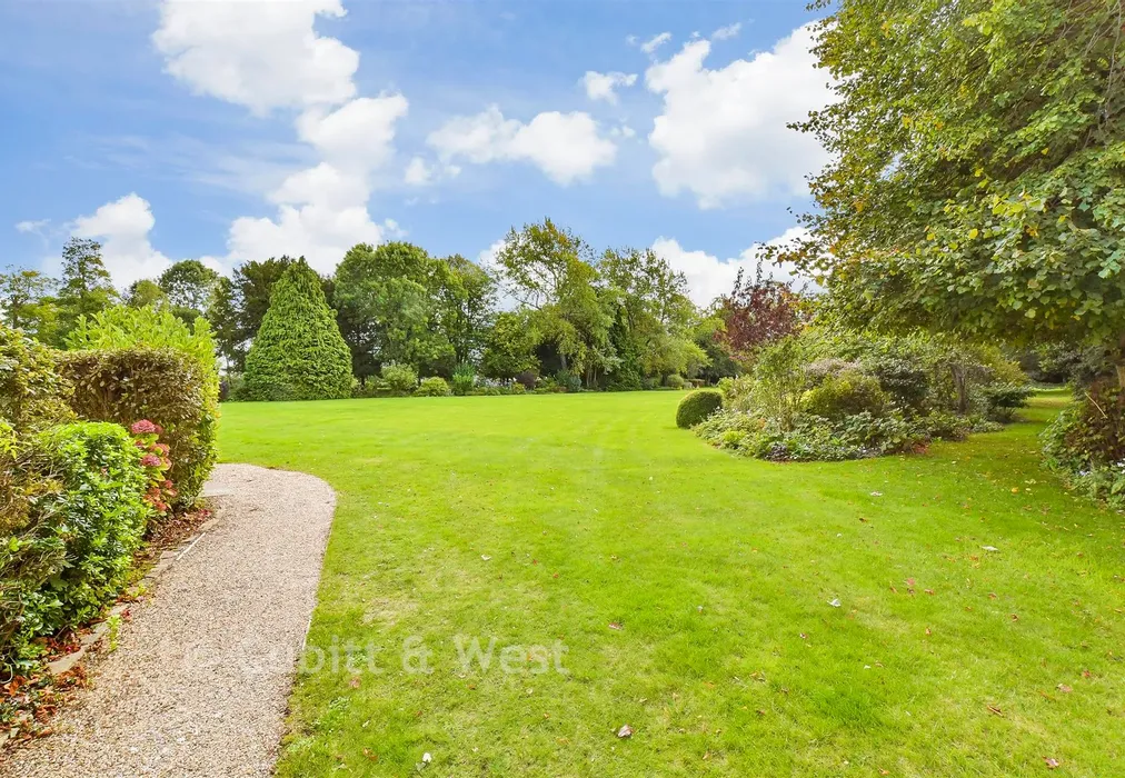 Communal Gardens - Ford Road, Arundel, West Sussex - Wards of Kent