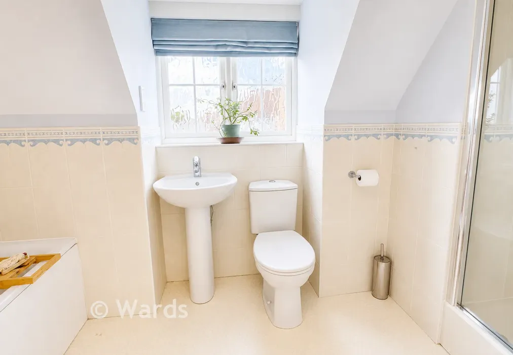 Bathroom - Orient Court, Kings Hill, West Malling, Kent - Wards of Kent