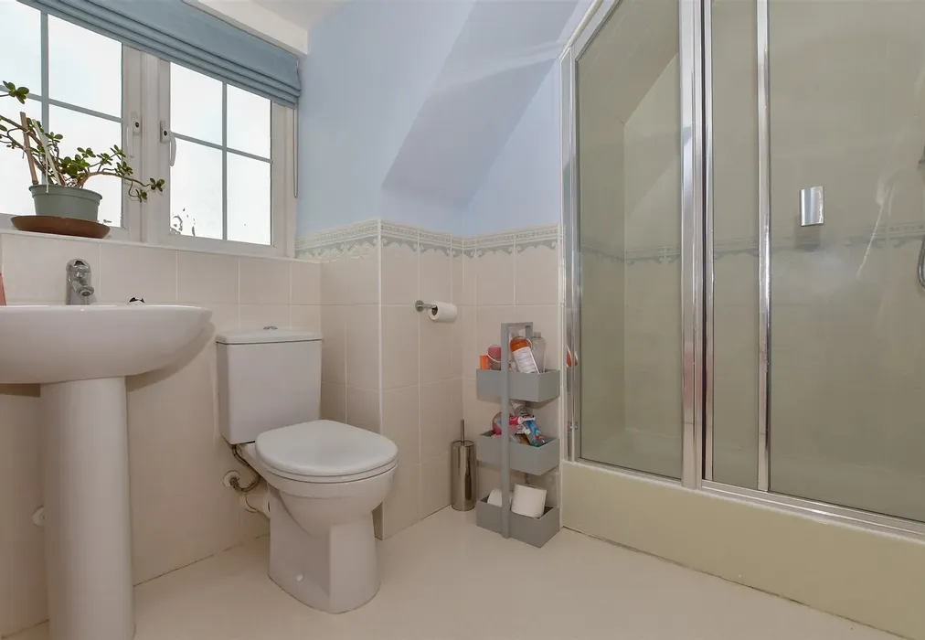 Bathroom - Orient Court, Kings Hill, West Malling, Kent - Wards of Kent
