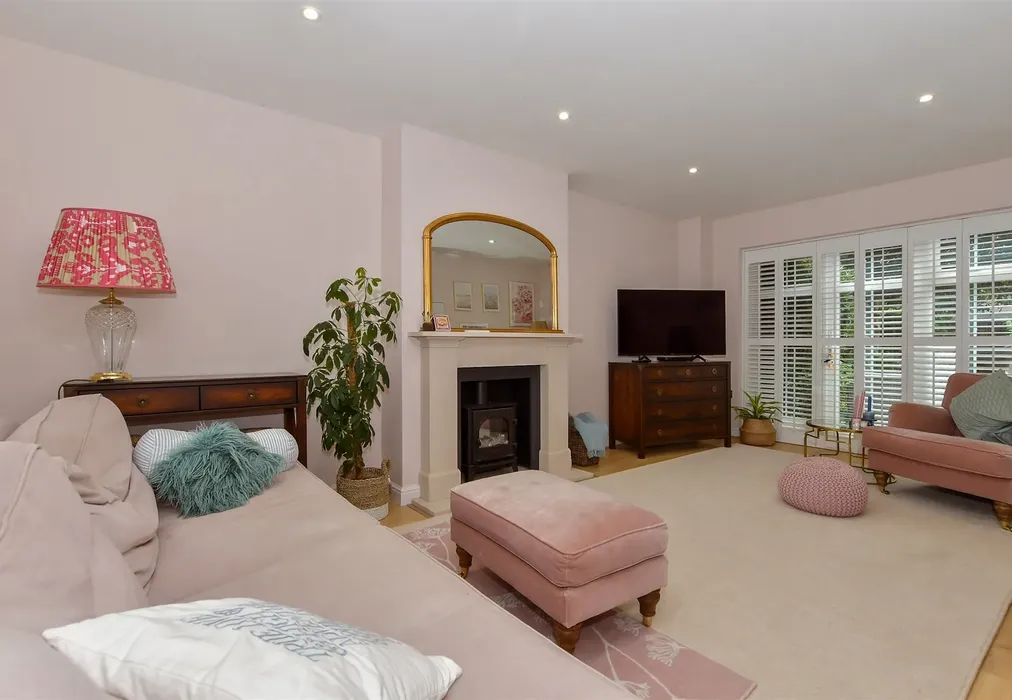 Lounge - Orient Court, Kings Hill, West Malling, Kent - Wards of Kent