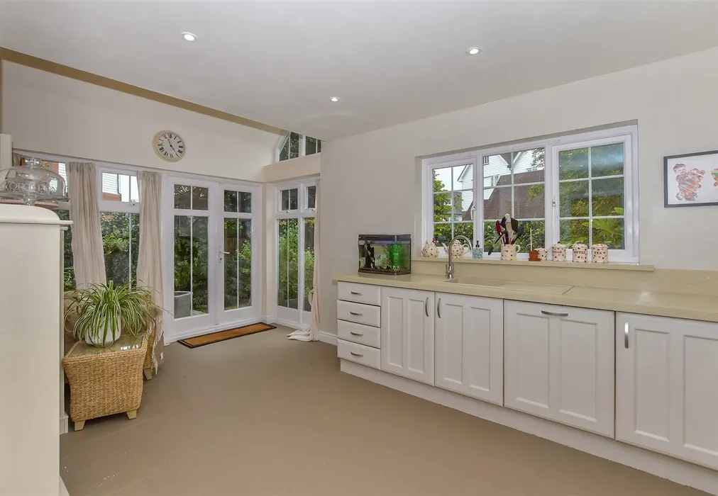Kitchen - Orient Court, Kings Hill, West Malling, Kent - Wards of Kent