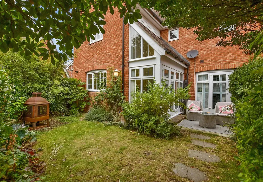 Rear Garden - Orient Court, Kings Hill, West Malling, Kent - Wards of Kent